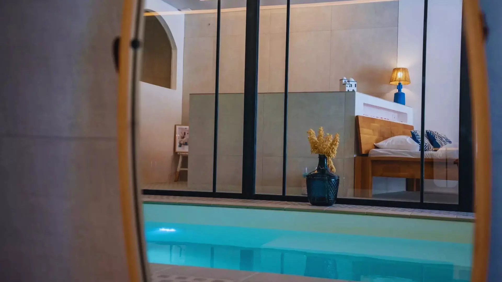 grece-pool-belleville-by-nuit-et-spa-chambre-vue-piscine-3