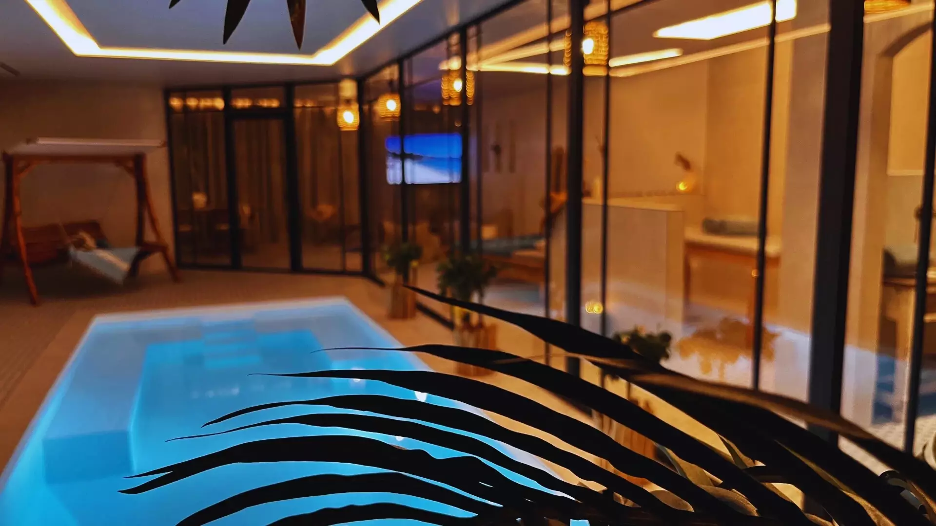 grece-pool-belleville-by-nuit-et-spa-piscine-tropicale-2