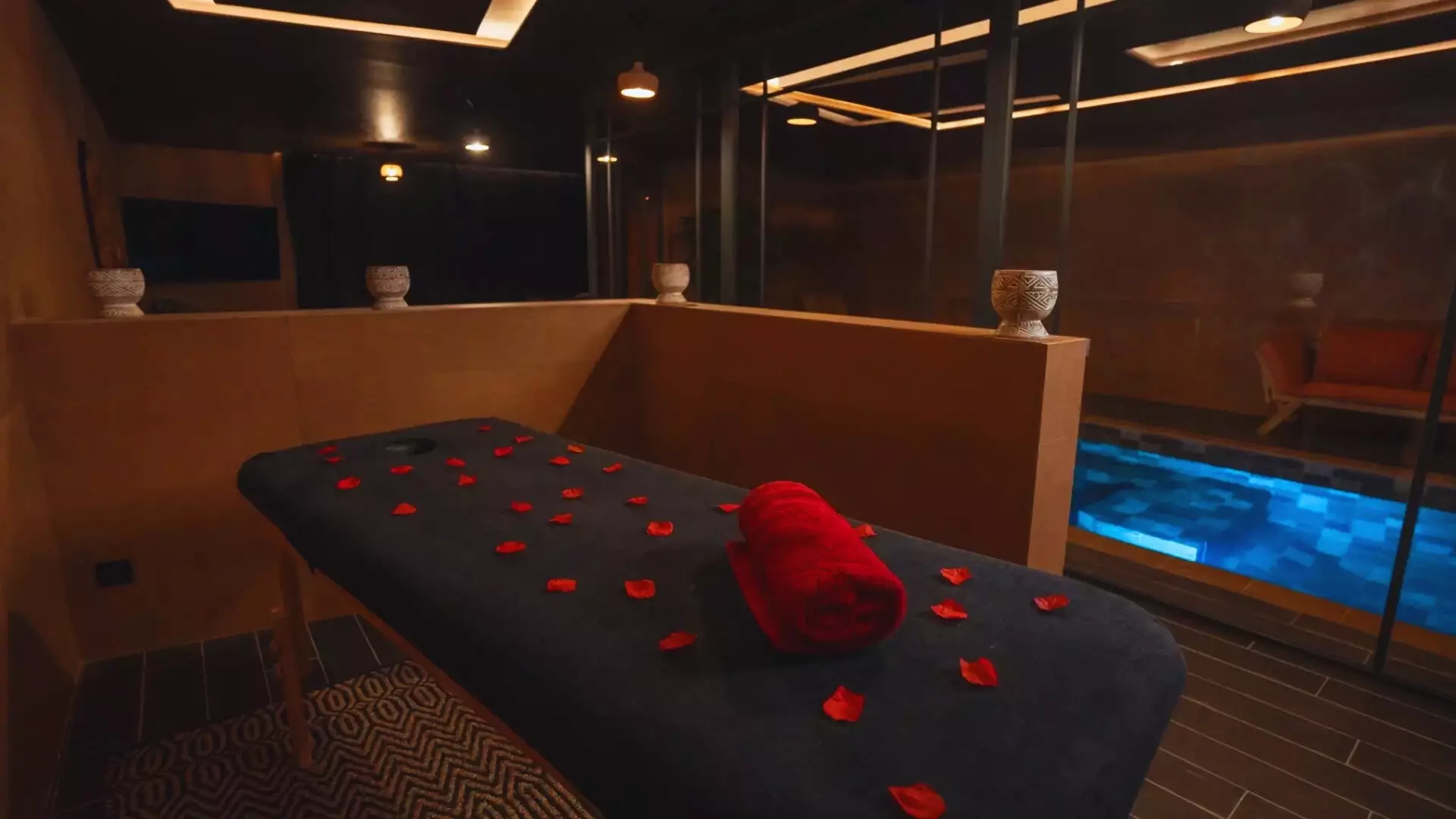 mojo-pool-belleville-by-nuit-et-spa-table-massage-5
