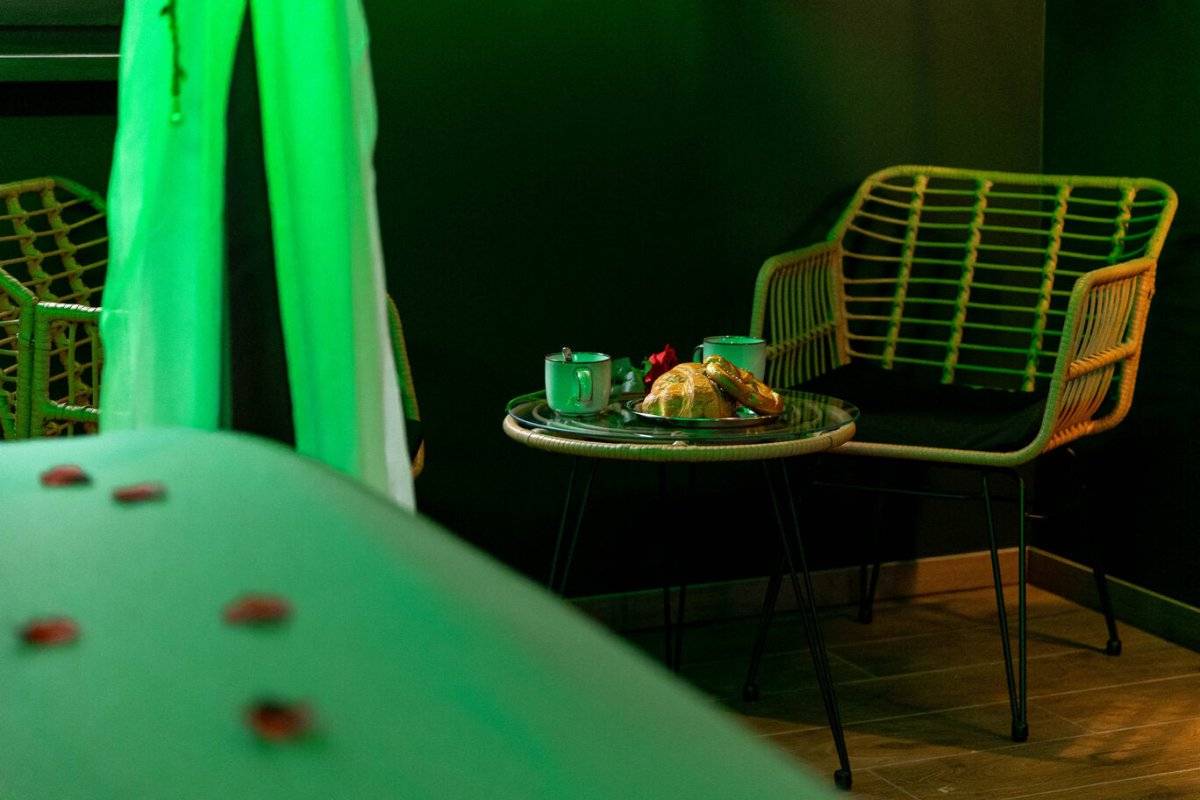 la-foret-enchantee-love-room-a-theme-jacuzzi-4