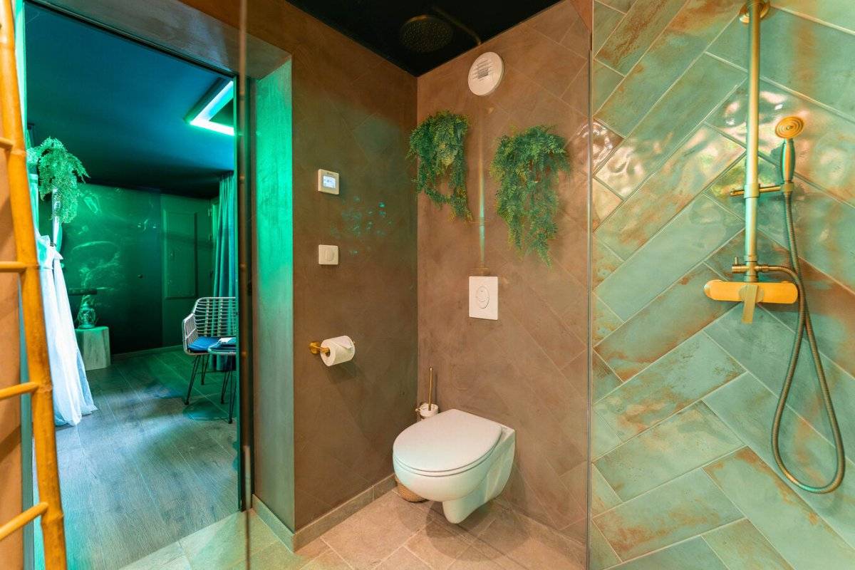 la-foret-enchantee-love-room-a-theme-jacuzzi-5