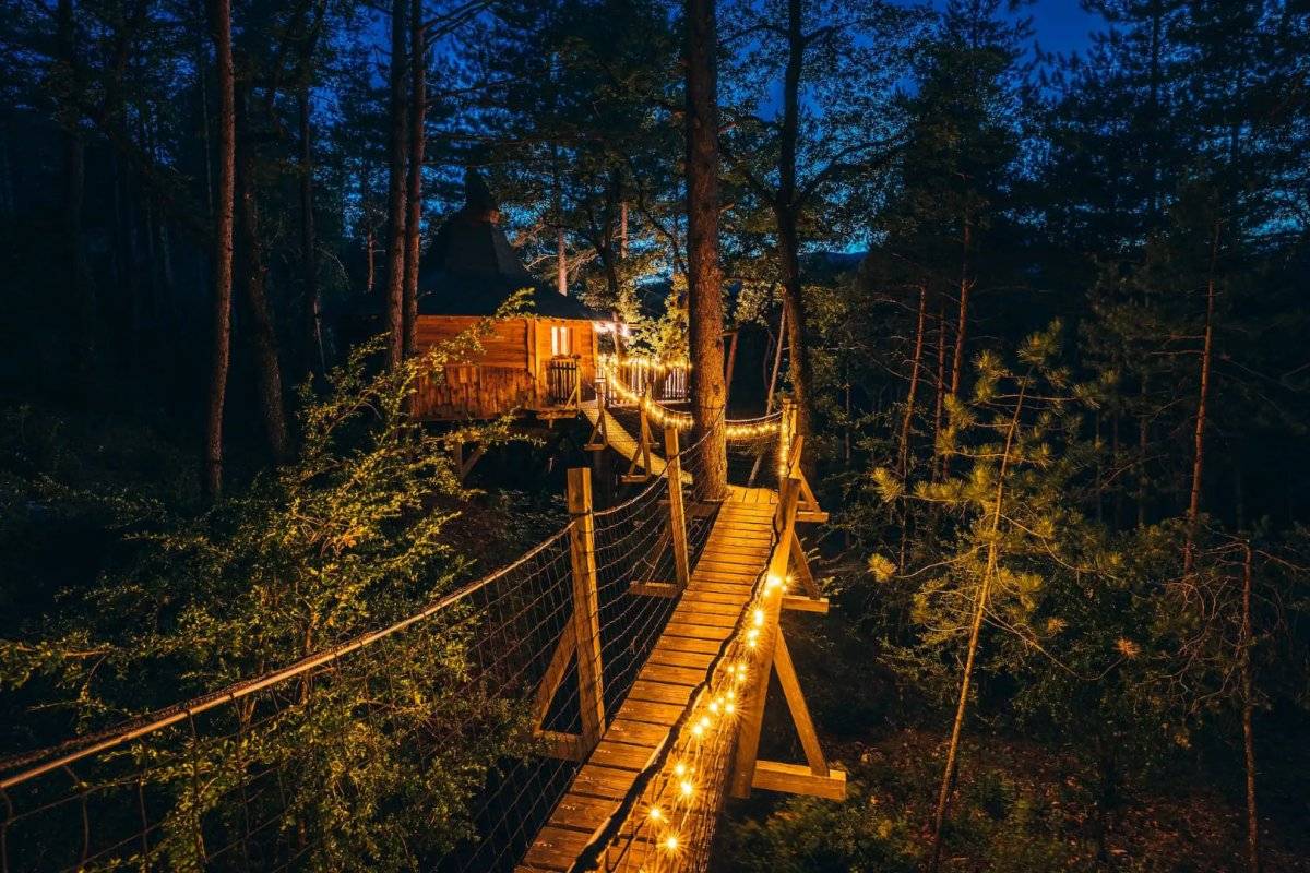 cabane-dans-les-arbres-avec-jacuzzi-privatif-aristoloche-3