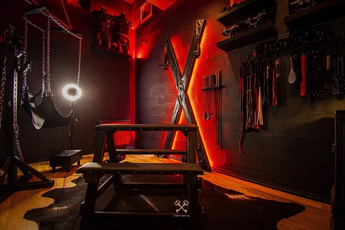 velvet-leather-loveroom-secretroom-sauna-balneo-cinema-par-fancy-rental-2