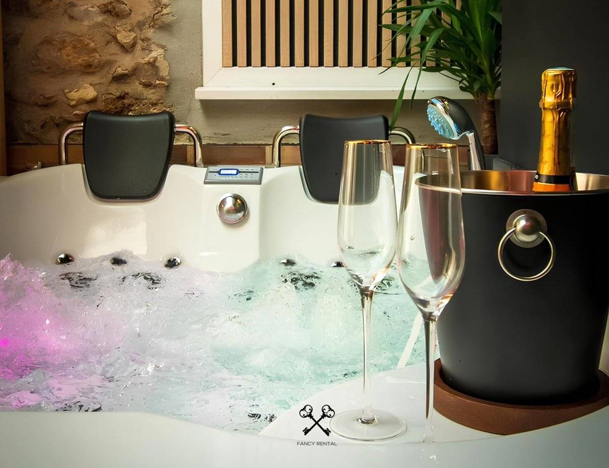 velvet-leather-loveroom-secretroom-sauna-balneo-cinema-par-fancy-rental-3