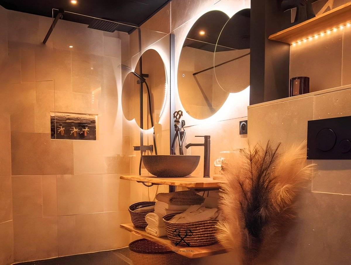 velvet-leather-loveroom-secretroom-sauna-balneo-cinema-par-fancy-rental-4