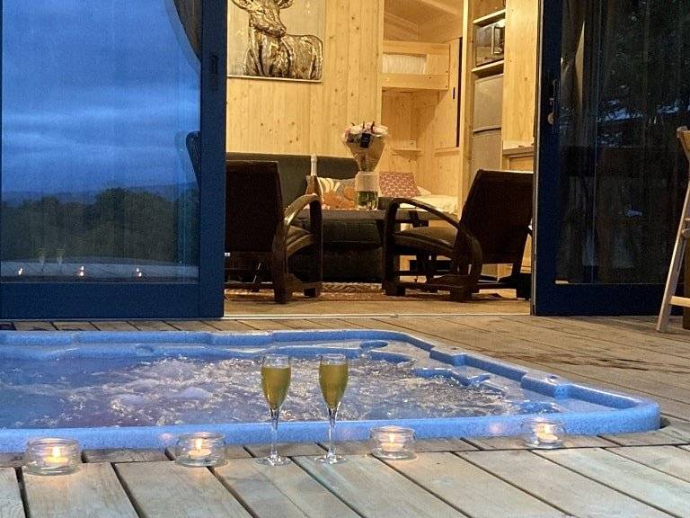 tresors-de-campagne-lodge-insolite-dame-du-chateau-avec-jacuzzi-privatif-2