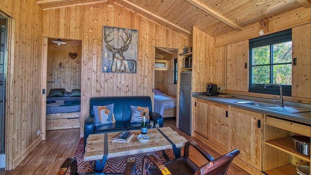 tresors-de-campagne-lodge-insolite-dame-du-chateau-avec-jacuzzi-privatif-3